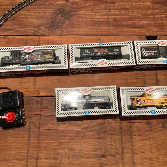 Dale Earnhardt train set - Picture 3 of 5